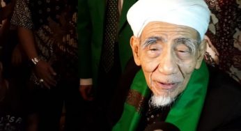Viral Video Reaksi Mbah Moen Saat Ditekan Keluarkan Fatwa Pemilu Curang