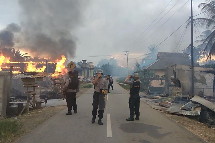 Buton Rusuh dan Situasi Masih Mencekam, Puluhan Rumah Warga Dibakar