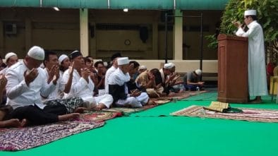 Eggi Sudjana dan Ratna Sarumpaet Salat Led, Ahmad Dhani Tak Terlihat Dibarisan Jemaah