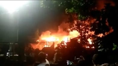 Lapak Pemulung di Pasar Minggu di Lalap Si Jago Merah