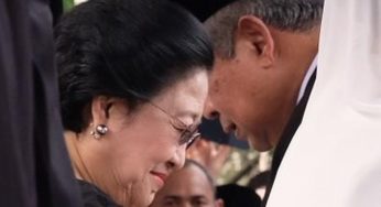 Momen SBY Salami Megawati di Pemakaman Ani Yudhoyono