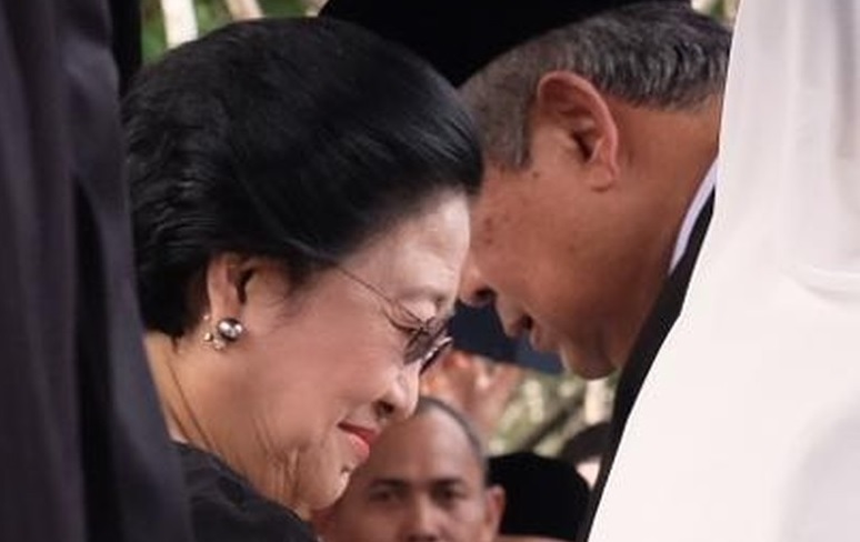 Momen SBY Salami Megawati di Pemakaman Ani Yudhoyono