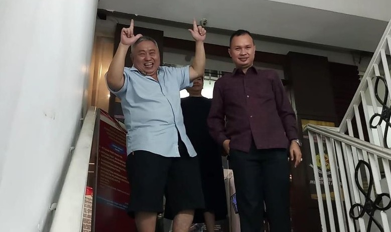 Pose Dua Jari Keluar dari Tahanan Polda Metro Jaya, Lieus Sungkharisma: Yes, Saya Happy