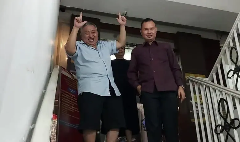 Pose Dua Jari Keluar dari Tahanan Polda Metro Jaya, Lieus Sungkharisma: Yes, Saya Happy