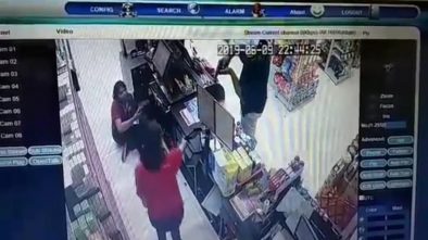 Terekam CCTV Perampok Bersenjata Api Bobol Minimarket di Bali