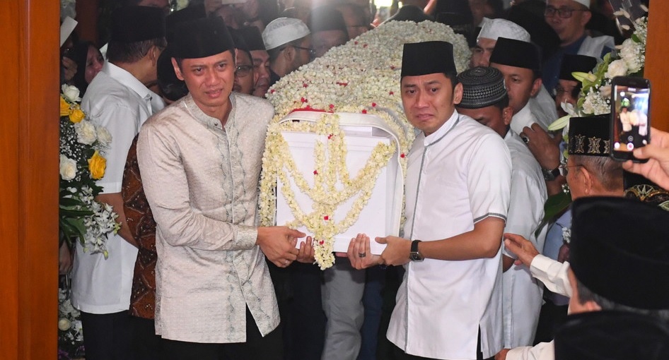 Video AHY dan Ibas Menangis saat Angkat Peti Jenazah Ani Yudhoyono