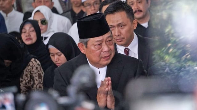 Video SBY Menangis Tersedu saat Menyalami Pelayat Ani Yudhoyono