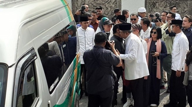 Video SBY Tak Kuasa Menahan Nangis saat Dampingi Jenazah Ani Yudhoyono di KBRI Singapura