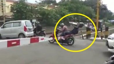 Viral Video Wanita Penumpang Sepeda Motor Kepalanya Terbentur Palang Pintu Kereta Api