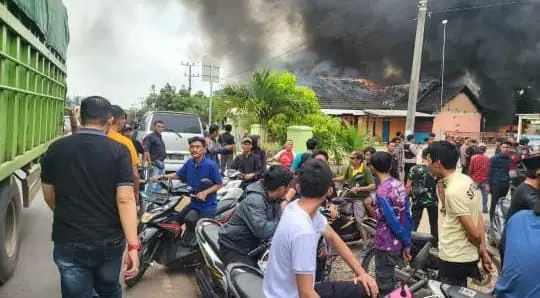 3 Rumah 15 Kendaraan milik Kades dibakar warga atas dugaan korupsi Bansos