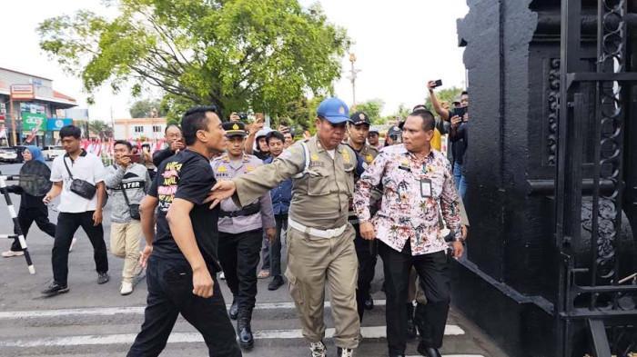 Inilah Sosok Riyoso Sekda Pati yang Sita Air Sumbangan Warga