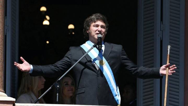 Mobil Presiden Argentina dilempari Batu oleh Rakyatnya