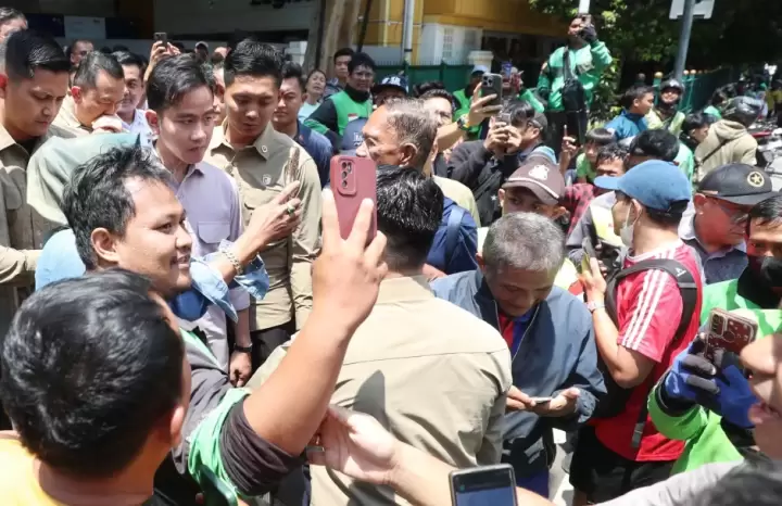 Gibran Bagi Sembako untuk Ojol, Setelah diprotes Settingan Temui Ojol
