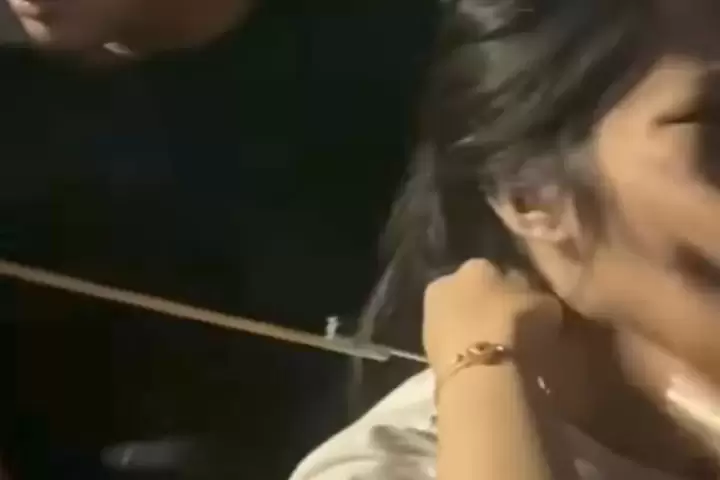 Wanita ini beli Bakso malam kena Busur Anak Panah di Leher