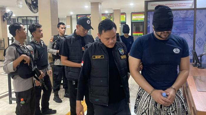 Kaki Tangan dirantai, Mata ditutup, Ammar Zoni dipindahkan ke Nusakambangan
