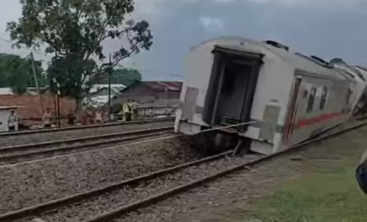 Kereta Api Purwojaya Bekasi mengalami Kecelakaan Keluar dari Rel
