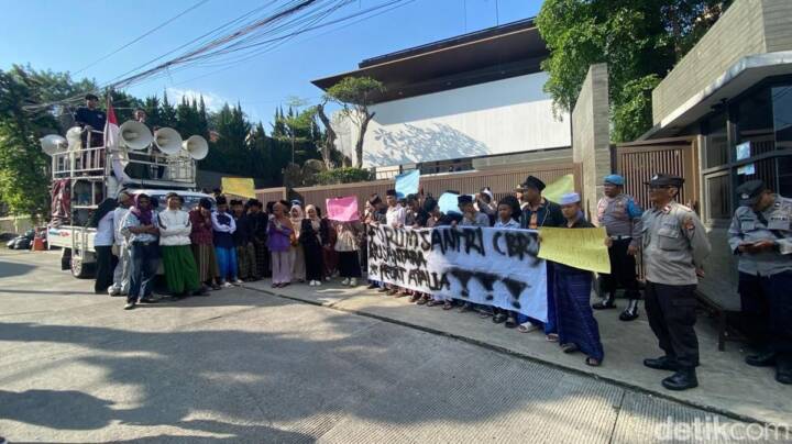 Puluhan Santri Demo Rumah Atalia Praratya bentuk Protes Menyinggung Pesantren