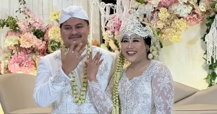 Artis Yeni Rahmawati Resmi telah Menikah dengan Rully Anggi Akbar