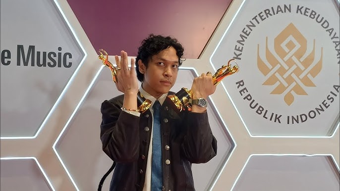 Baskara Putra dapat Tiga Piala Penghargaan di AMI Awards 2025