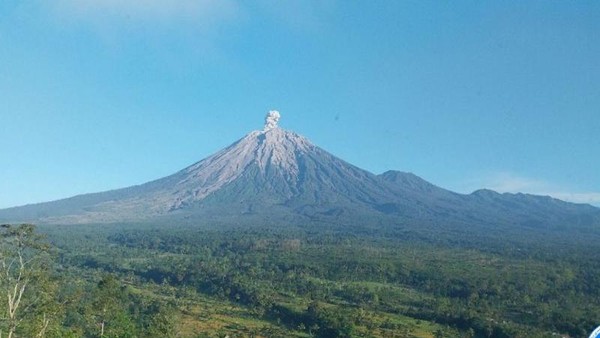 Gunung Semeru di Lumajang Jawa Timur Kembali Mengalami Erupsi