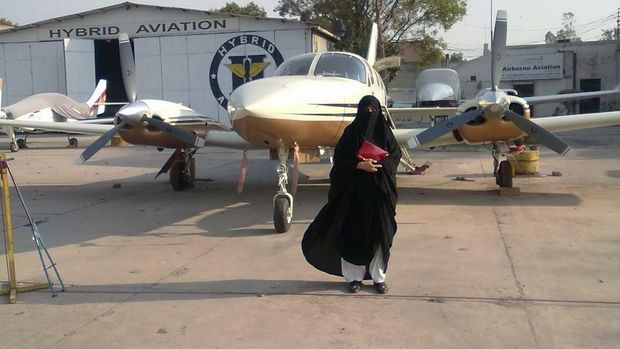Inilah Sosok Pilot Perempuan Pertama yang Bercadar Asal Pakistan