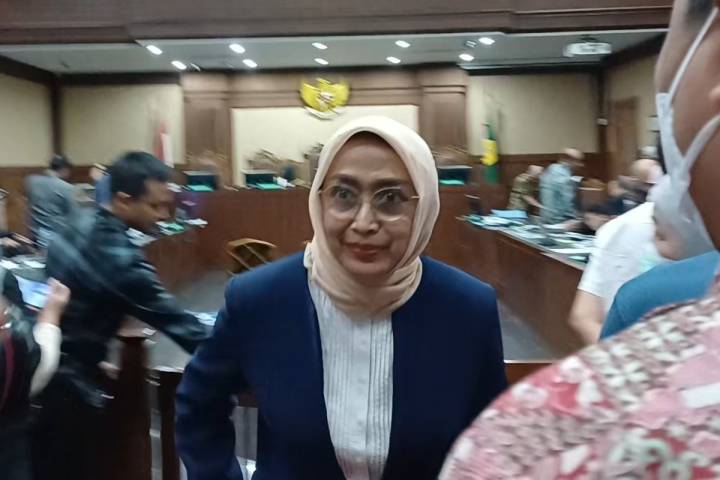 Ira Puspadewi Nangis saat Menceritakan Kondisi Keterbatasan Masa Kecilnya