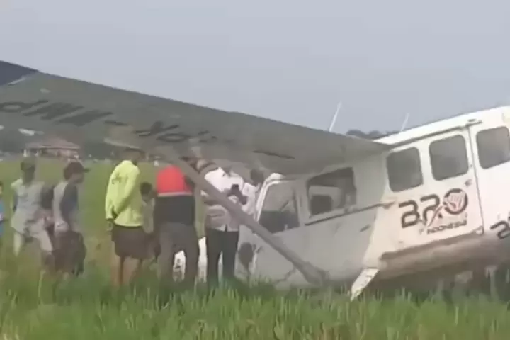 Pesawat Cessna milik BRO Skydive Jatuh di Area Persawahan Karawang