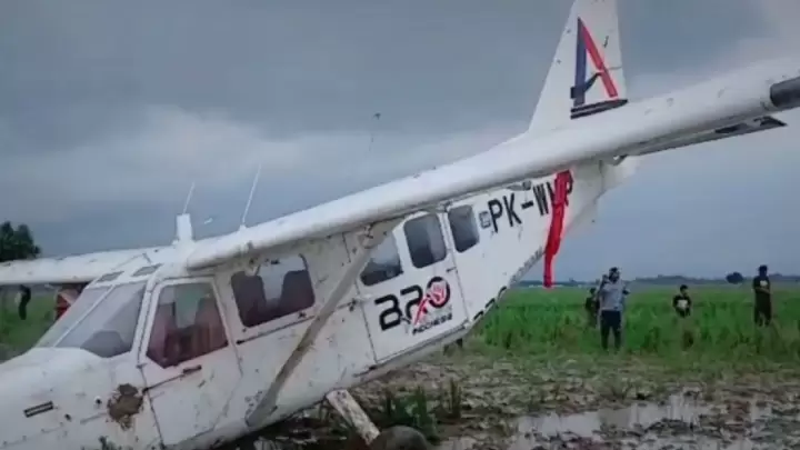 Pilot Pesawat GA28 AIRLINE Klarifikasi Jatuhnya di Area Persawahan Karawang