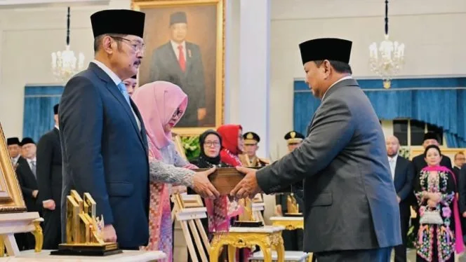 Prabowo Menganugerahkan Gelar Pahlawan Nasional ke Presiden Ke-4 RI