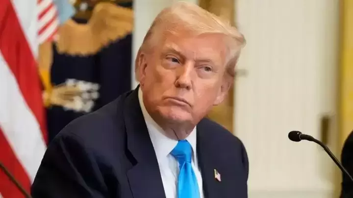 Trump Minta NBC untuk Pecat Pembawa Acara Late Night Seth Mayers
