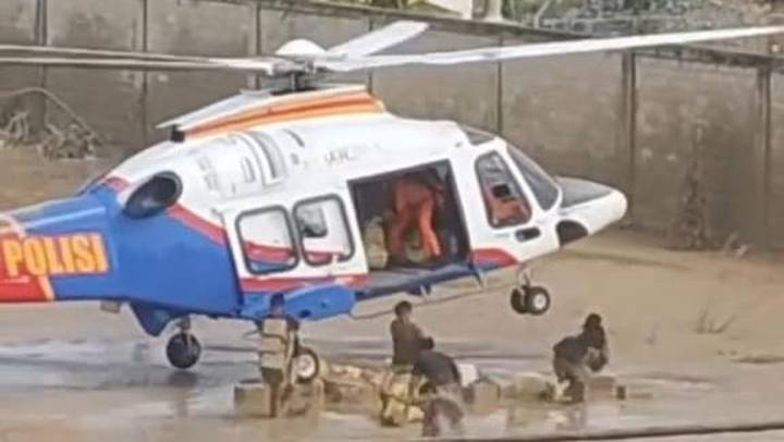 Helikopter Polri Terpaksa Manuver Hover saat Menyalurkan Bantuan ke Aceh