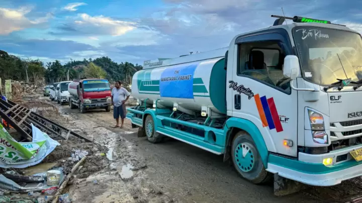 Seskab Teddy Krim 50 Truk Air Bersih dan Bantuan Logistrik untuk Warga Aceh