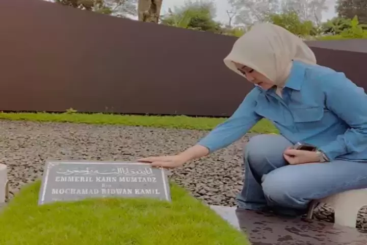 Anggota DPR Atalia Praratya Ziarah ke Makam Eril Mendekati Putusan Cerainya