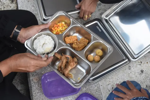 Lagi dan Lagi Keracunan MBG, Ada Ratusan Santri Masuk RS Setelah Makan Bergizi Gratis