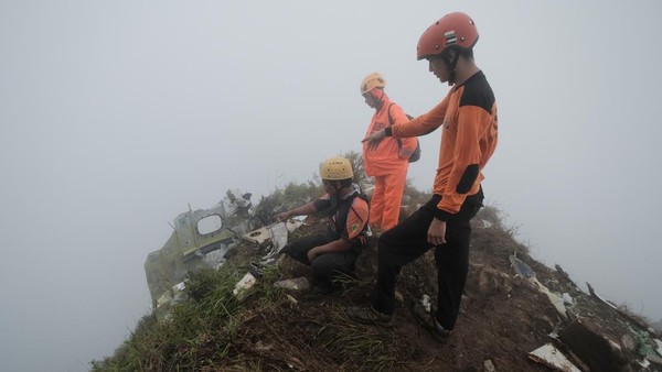 Tim SAR Temukan Kotak hitam Pesawat ATR 42-500 Jatuh di Gunung Bulusaraung