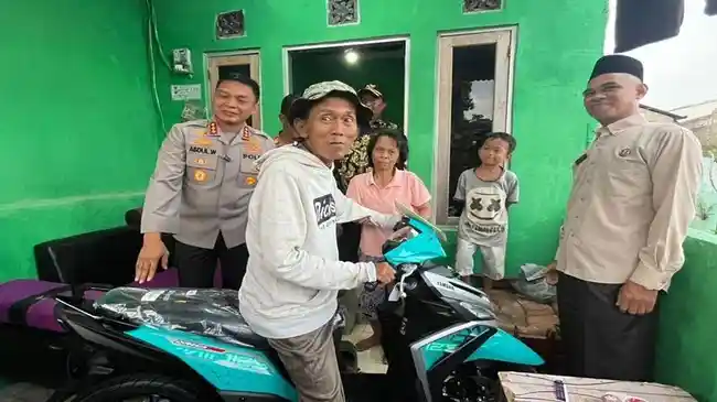Viral diTuding Jualan Es Gabus Menggunakan Spons, Sekarang Terima Bantuan Motor dari Polsek