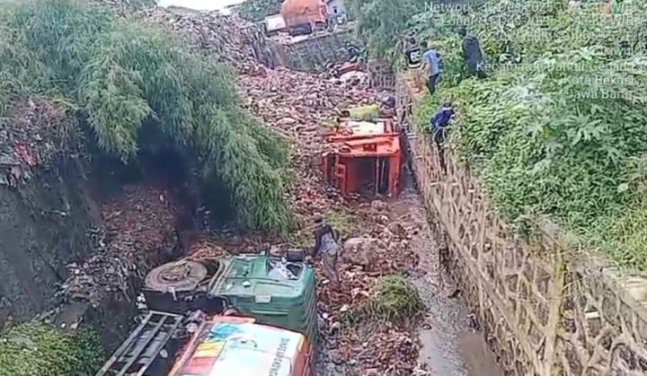 Waduh Tumpukan Sampah di TPST Jawa Barat Longsor dan 3 Truk Tertimbun
