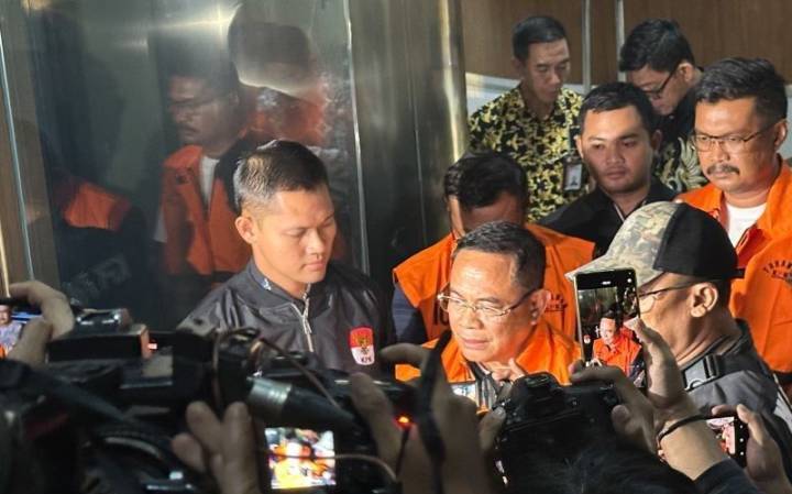 Warga Menggelar Perayaan Sederhana Usia Bupati Pati Sudewo Tersangka Kasus Korupsi