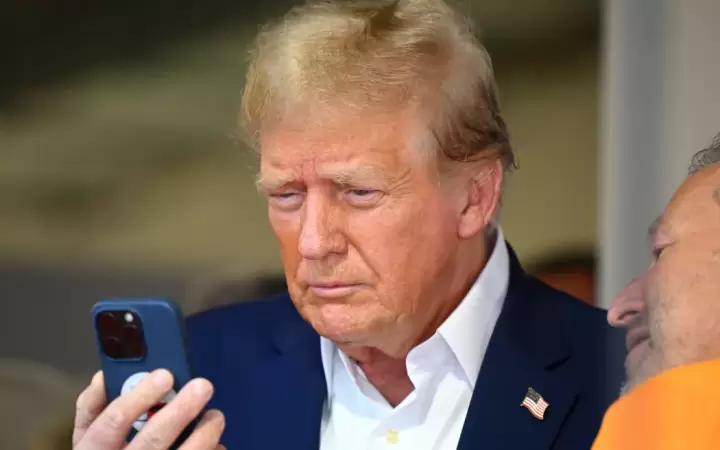 Medsos Donald Trump Posting Video AI yang Menampilkan Wajah Barack dan Michelle Obama