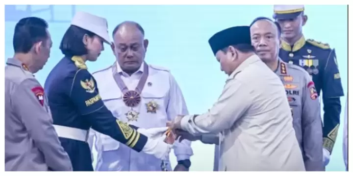 Presiden Prabowo Subianto Menganugerahkan Bintang Jasa Kepada Kepala BGN
