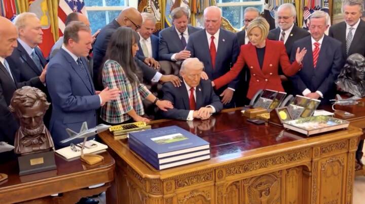 Presiden AS Donald Trump Dikelilingi Pendeta Kristen di Gedung Oval gedung Putih