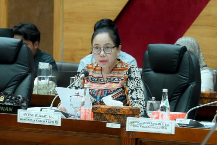Rencana Sekolah Mau Daring Lagi? DPR Tolak Keras, Alesannya Banyak Dampak Sudah Terbukti