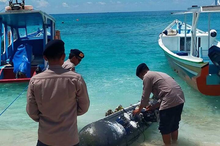Benda Misterius Mirip Torpedo Besar China Ditemukan Terdampar di Perairan Gili Trawangan