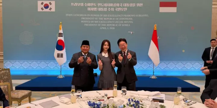 Presiden RI Viral saat Bertemu Idol K-pop dan Berfoto Memperagakan Simbol Jari Hati