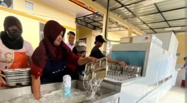 Publik Murka, Gaji Pencuci Piring MBG Rp3,5 juta, Sedangkan Guru Honorer Tetap Rp600 Ribu Per Bulan