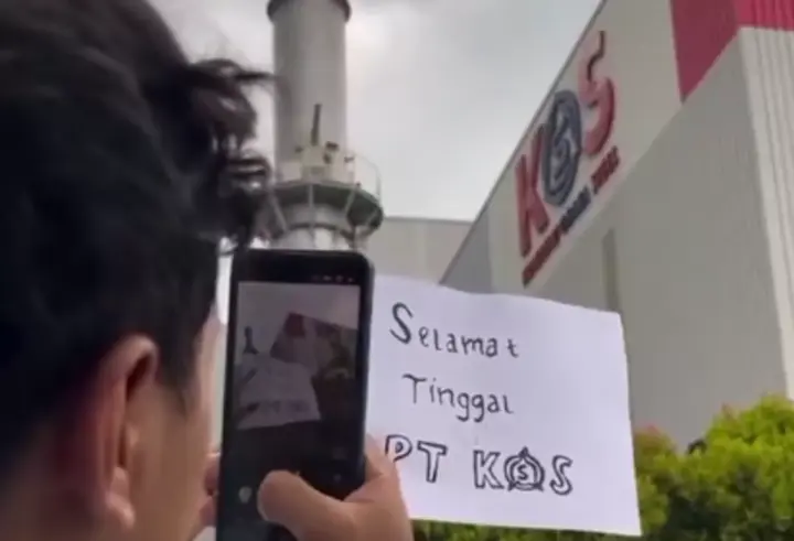 Ratusan Karyawan PT KOS di Cilegon Terkena PHK Massal dan Berfoto dengan Pesan Perpisahan